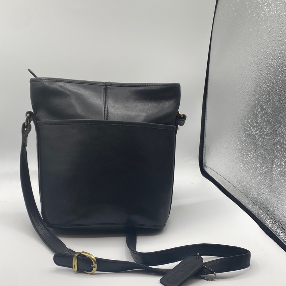 673 Coach 101-07 Bleeker bucket bag Preowned see pics on bottom edgecoat cracked